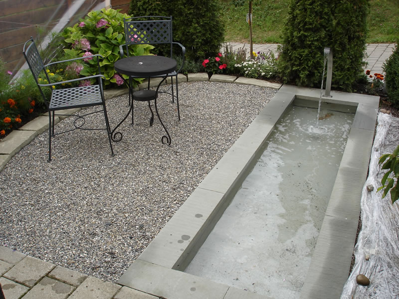 Vorgarten mit Wasserbecken